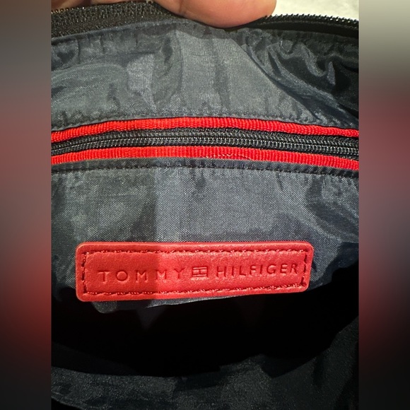 Tommy Hilfiger Elegant Black Crossbody Bag - Picture 4 of 6